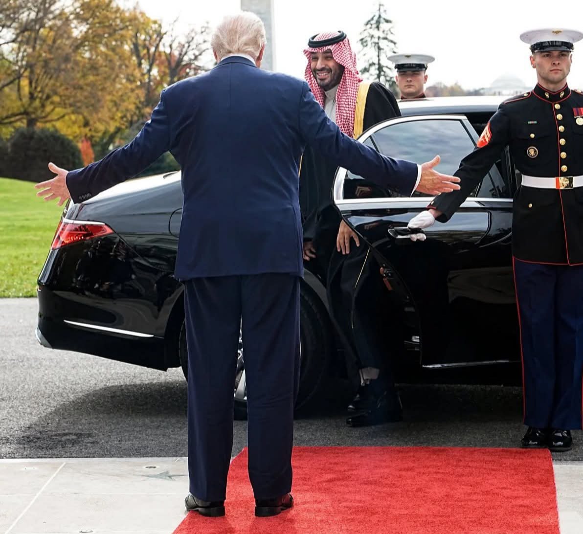 EmanHomaid's tweet photo. كمتابعة لزيارة ولي العهد السعودي محمد بن سلمان عن قرب، أشعر بإعجاب حقيقي بالثقة التي يتحرك بها ولي العهد، وبالقدرة التي يمتلكها على تجسيد صورة السعودية الحديثة:
قوية، طموحة، حاضرة، ومؤثرة.

في 18 نوفمبر، اتجهت الأنظار مجددًا نحو العاصمة الأمريكية مع زيارة سمو ولي العهد الأمير محمد بن سلمان  زيارة تثبت للعالم أن المملكة اليوم ليست مجرد دولة في الخارطة، بل لاعب محوري يعاد حساب موازين القوى بوجوده 🇸🇦🤝🇺🇸

هذه الزيارة تأتي في وقت يشهد فيه العالم تغيرات سريعة في الاقتصاد والسياسة والطاقة، ومع ذلك، يبقى حضور ولي العهد ثابتا وفاعلا، يضع السعودية في مقدمة الدول صاحبة التأثير الحقيقي.
فمحمد بن سلمان لم يعد مجرد قائد محلي، بل صوت عالمي مسموع في ملفات الأمن، التكنولوجيا، الطاقة، والاستثمار.

وكما وصفته إحدى أهم الصحف العالمية:
"قائد شاب يتمتع برؤية واضحة وقدرة استثنائية على تحويل التحديات إلى فرص… شخصية يصعب تجاهل حضورها على الساحة الدولية"
كما كتب موقع Financial Times:
«لقد وصف دونالد ترمب ولي العهد محمد بن سلمان بأنه ''رجل لا مثيل له … لا أحد مثله''» 

سر إعجاب العالم بهذا القائد أنه لا يتحدث فقط عن المستقبل  بل يصنعه.
من رؤية 2030 (سعيدة شخصياً بأنني اعيش تطوراتها ومراحلها) التي أعادت تشكيل الاقتصاد السعودي وأطلقت أكبر حركة تطوير وابتكار في المنطقة، إلى تحالفات دولية جديدة تجعل من المملكة شريكاً لا غنى عنه في الملفات العالمية الكبرى.

هذه الزيارة تأكيد جديد أن المملكة تسير بخطى ثابتة نحو المستقبل، وأن قيادتها تعمل بروح لا تعرف التراجع ولا ترضى إلا بالريادة.

حفظ الله سمو ولي العهد، وأدام على المملكة عزّها وأمنها وازدهارها 💚🇸🇦