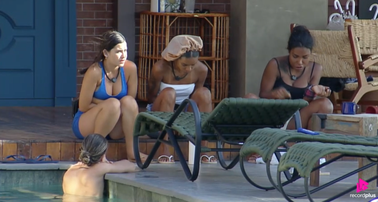 centralreality's tweet image. Carol disse que, na opinião dela, essa edição de A Fazenda não tem vítimas e que todas as pessoas são falsas. #AFazenda