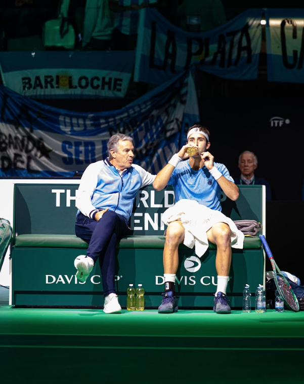 puppotenis's tweet image. ARG 1-GER 0 #Final8 #CopaDavis
Momentos del triunfo de @tometcheverry contra Jan-Lennard  #Struff por 7-6 (3) 7-6 (7)
📷 #PrensaAAT