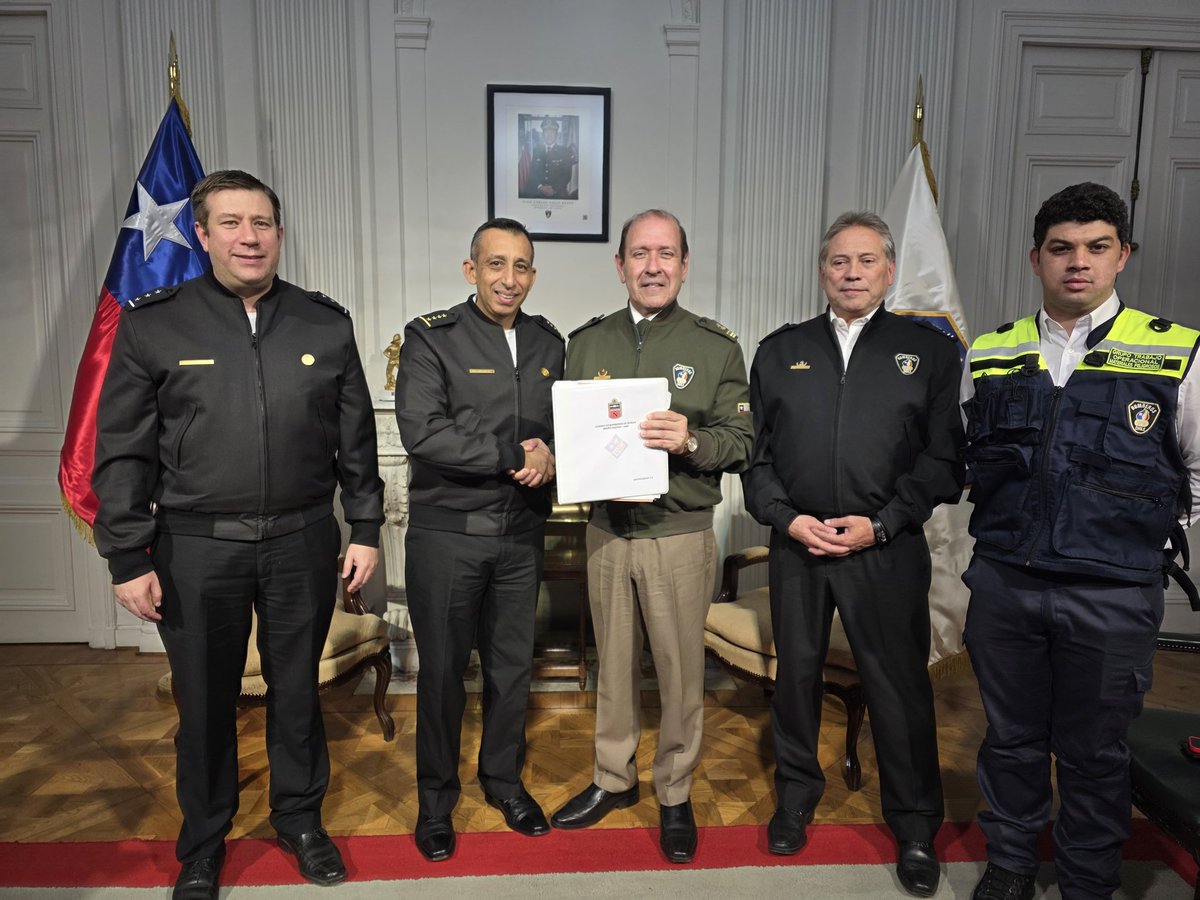 GTOHAZMAT's tweet photo. El Superintendente del cuerpo de Bomberos de Ñuñoa junto al comandante hacen entrega de la carpeta de acreditación HazMat al presidente de Bomberos de Chile. https://t.co/h34XjCMJr7