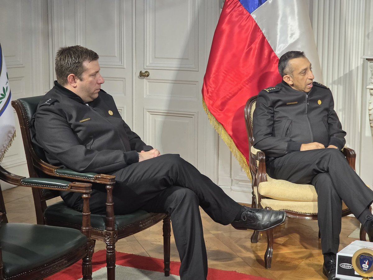 El Superintendente del cuerpo de Bomberos de Ñuñoa junto al comandante hacen entrega de la carpeta de acreditación HazMat al presidente de Bomberos de Chile.