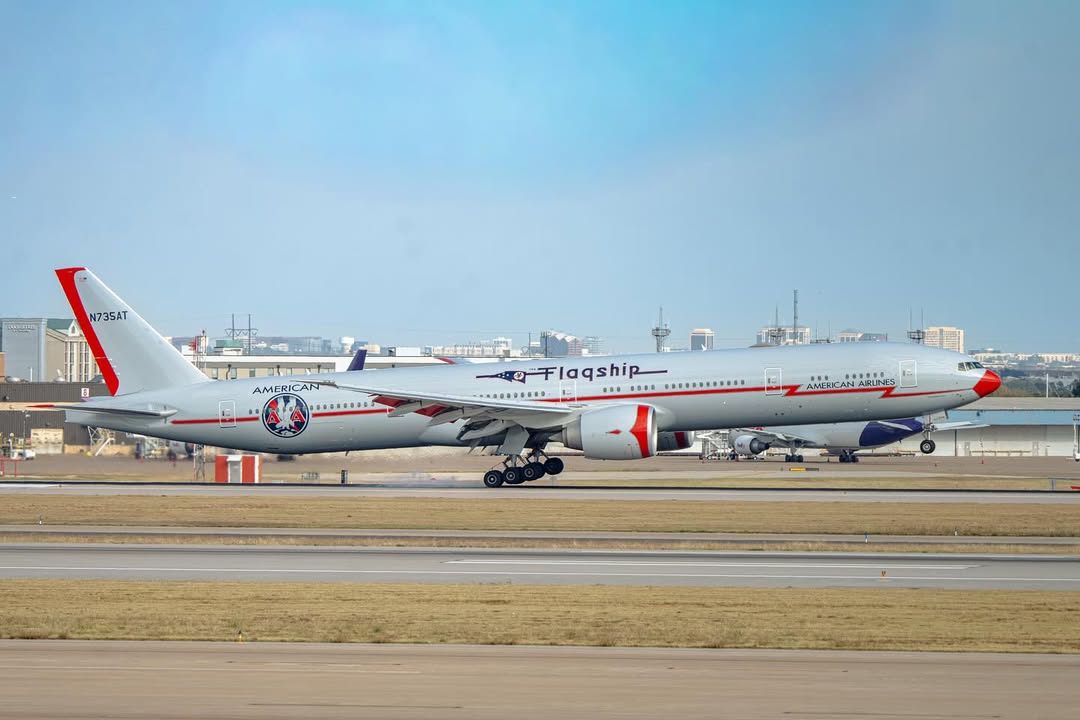 airwaysmagazine's tweet image. The new American Airlines &apos;Flagship&apos; retro livery landing in DFW

📸: life.on.the.ramp 

#americanairlines #boeing #avgeek