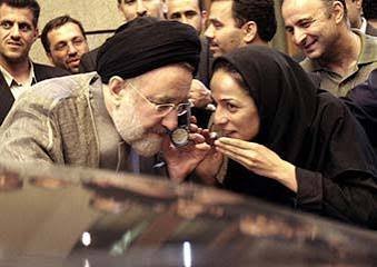 r135oya's tweet photo. @tanha1358 ولی بعضی شون رو اشتباهی  بین مردآ اومدن
پ ن:حق و باطل را قاطی کنیم و مردم را گول بزنیم https://t.co/qXZ6Xcr2WB