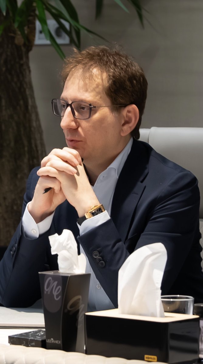 babakzanjani3's tweet image. شاید رئیس‌جمهور ایران امروز احساس کند که توان تهیه یک میلیارد دلار را ندارد؛
چون اطرافیان، با پنهان‌کاری و گزارش‌های غلط، احساس ناتوانی را به او القا می‌کنند.
اما این کشور، جوانانی دارد که اگر جایگزین نیروهای ناتوان و خسته شوند،
این حس پوچی، بی‌عملی و ناامیدی از بدنه‌ی اقتصاد…