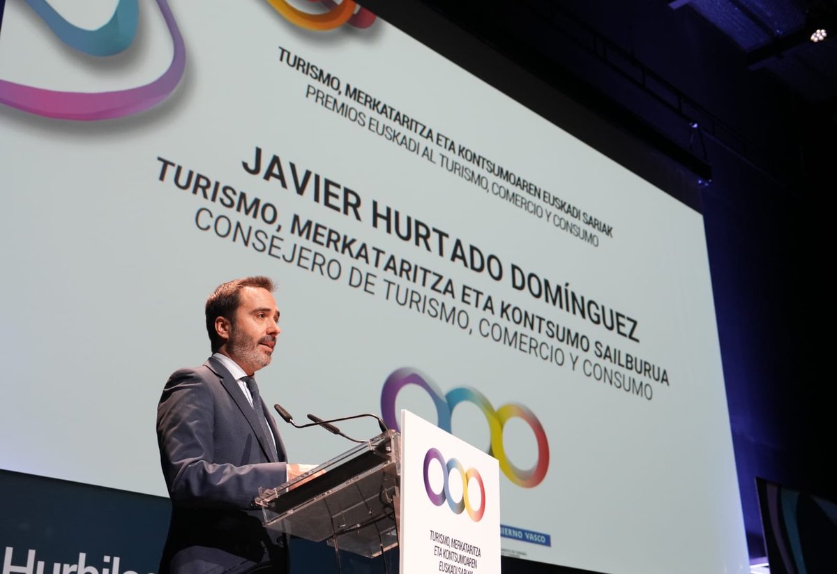 JHurtadoGV's tweet image. 🏆 Esta noche celebramos los Premios #Euskadi al #Turismo, #Comercio y #Consumo, una cita que reconoce a quienes, con su dedicación diaria, construyen un modelo económico sostenible, equilibrado y de calidad. 

👉🏻 Este encuentro anual destaca la fuerza y la relevancia de estos…