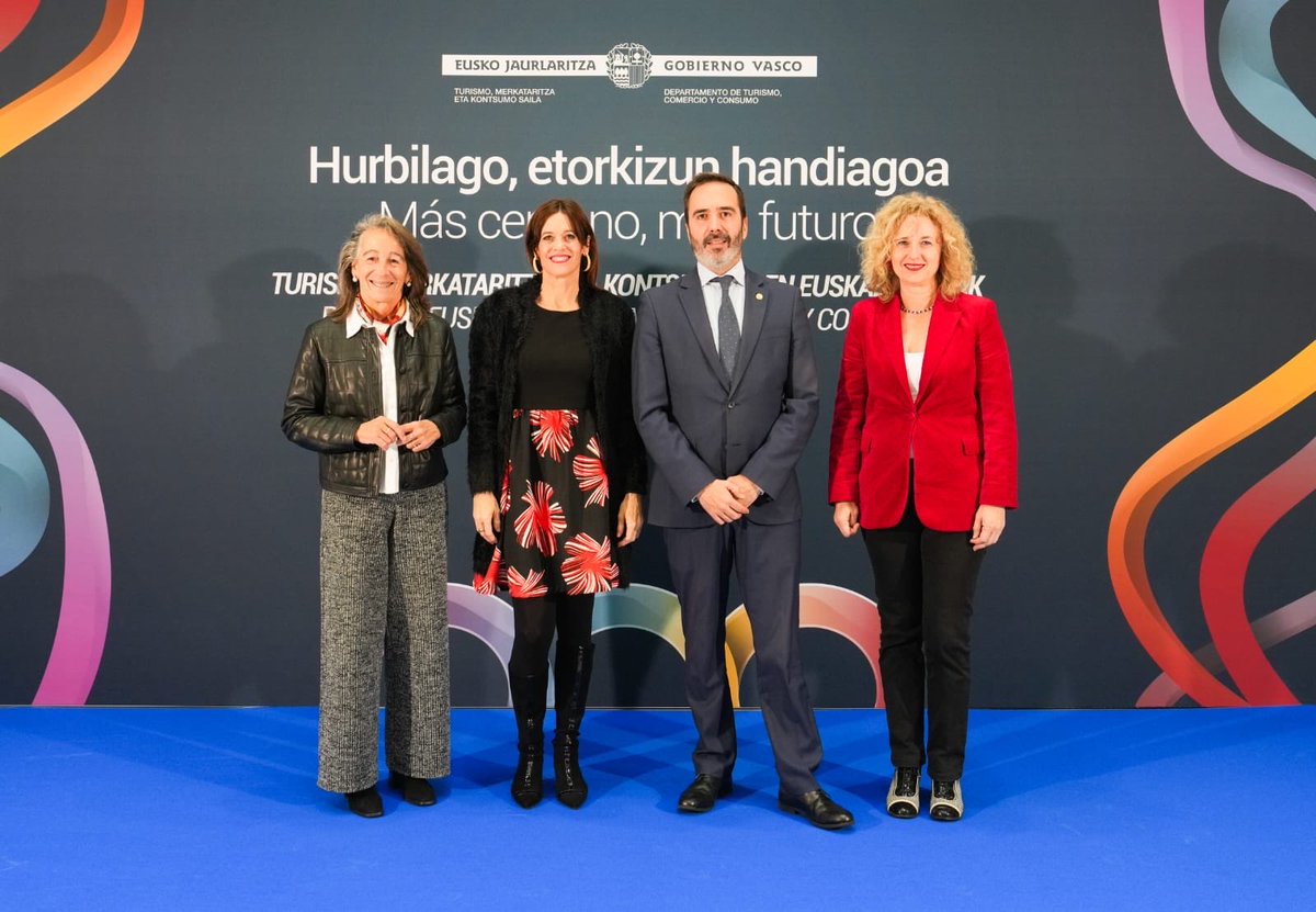 JHurtadoGV's tweet image. 🏆 Esta noche celebramos los Premios #Euskadi al #Turismo, #Comercio y #Consumo, una cita que reconoce a quienes, con su dedicación diaria, construyen un modelo económico sostenible, equilibrado y de calidad. 

👉🏻 Este encuentro anual destaca la fuerza y la relevancia de estos…