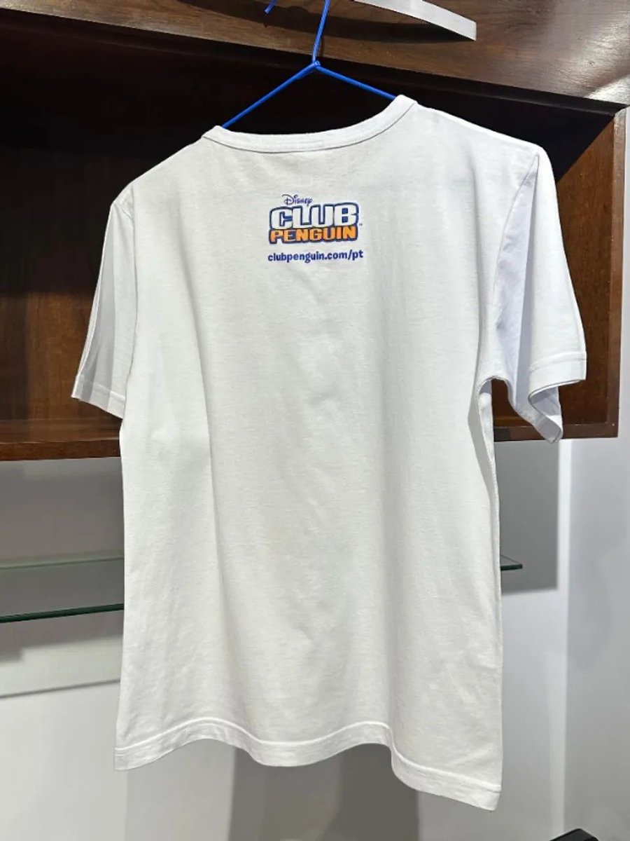 ClubPengCollect's tweet image. Brazil exclusive: A box set of Club Penguin books including a free exclusive shirt 🇧🇷
This was sold in the now-defunct Saraiva Bookstores. From the copyright year, it seems that this released around 2010.
Image credits to Discord server member Diza
