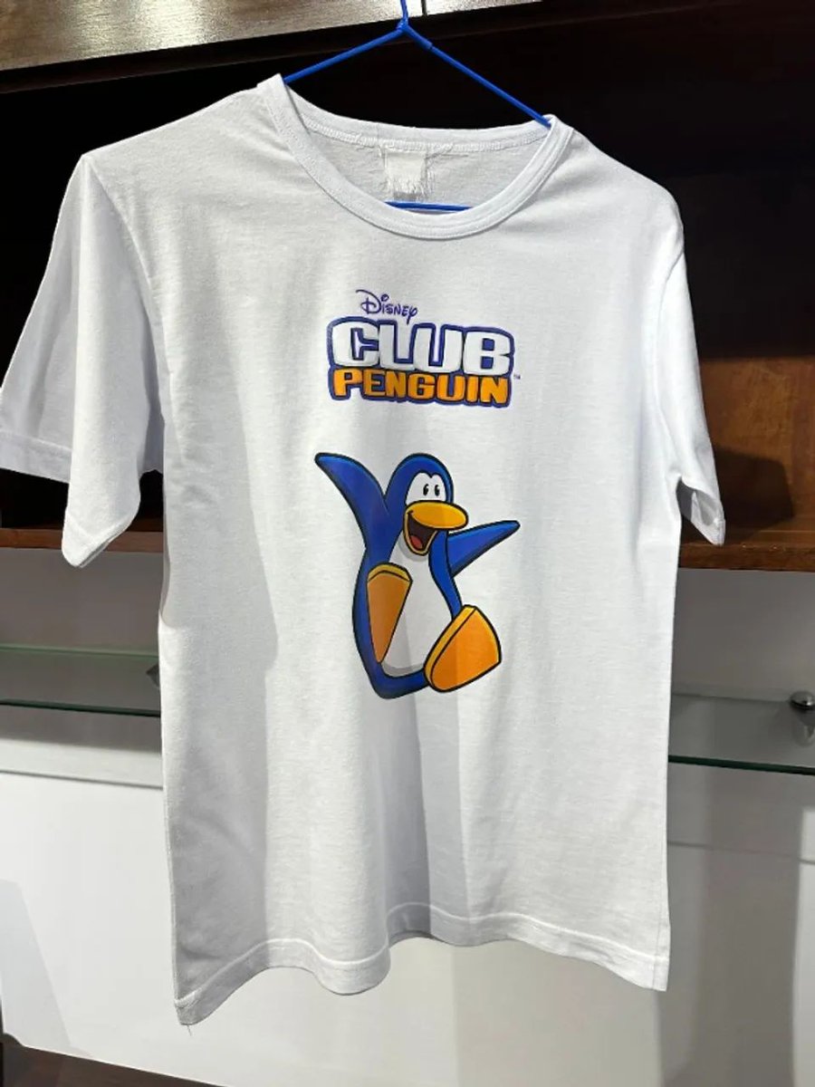 ClubPengCollect's tweet image. Brazil exclusive: A box set of Club Penguin books including a free exclusive shirt 🇧🇷
This was sold in the now-defunct Saraiva Bookstores. From the copyright year, it seems that this released around 2010.
Image credits to Discord server member Diza