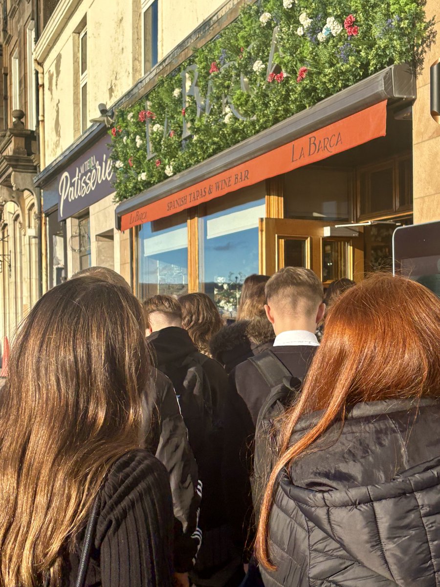 ClydebankML's tweet photo. Our S2 enjoyed a tapas trip to La Barca in Helensburgh! 🇪🇸
Pupils from @clydebankhigh sampled a variety of delicious tapas and discovered more about the culture and traditions behind this iconic part of Spanish life. A brilliant mix of food, fun, and learning! 🌟🍤🥘 https://t.co/DIOyi1EW86