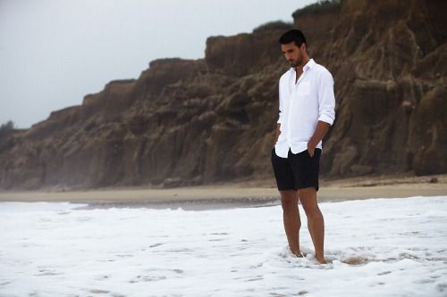 Tengo silencios,
que guardan viejas cicatrices,
que jamás fueron contadas, 
fuera de las olas de la mar.