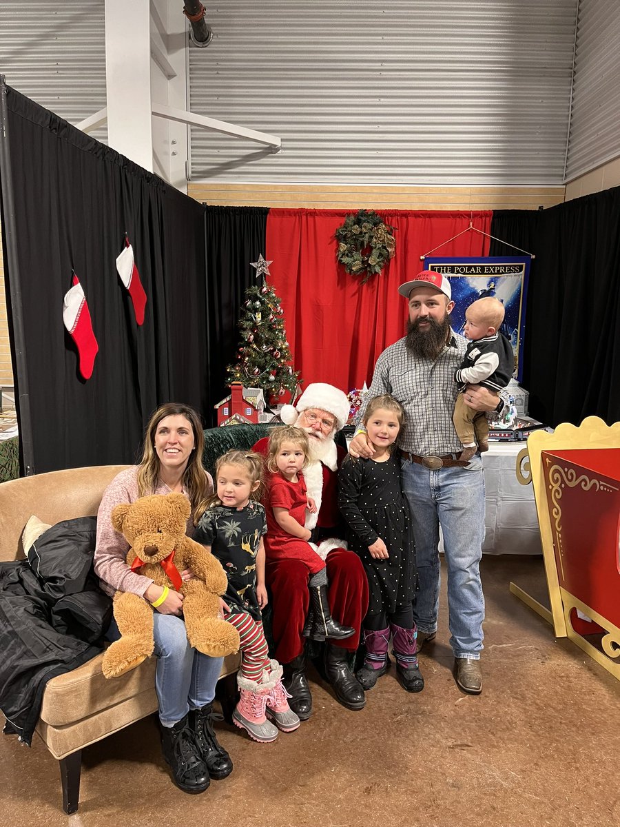 RkyMtnTrainShow's tweet image. Did you know that SANTA will be at our show in Loveland on the 29th and 30th? He’ll be offering free photo opps for the whole family so don’t miss it.🎅🏼🚂. (And kids 12 &amp;amp; under get in free!)