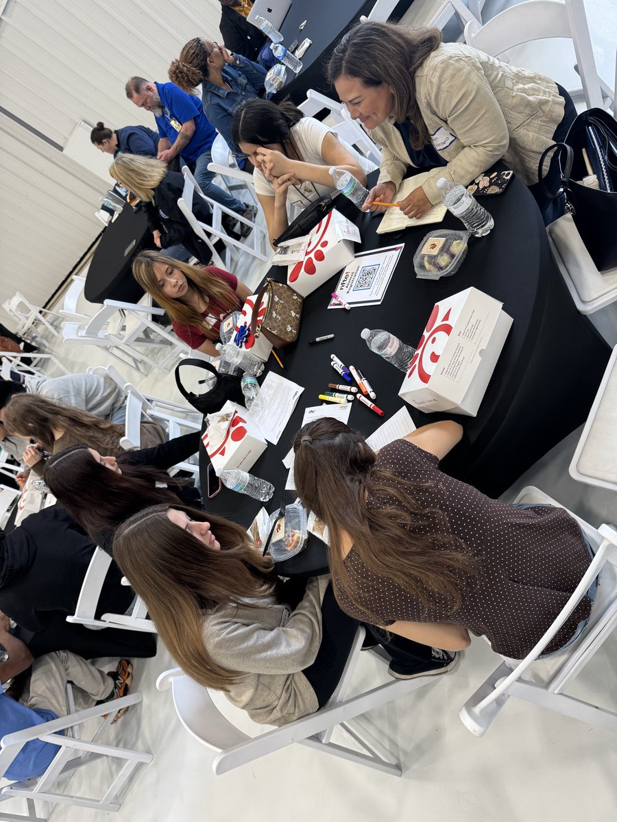 STUCOachQ's tweet image. Final #pitch preparations are underway!!! Who will close the #shark! #PizzaPizza #PeakPizza #LocosPizza 🧵