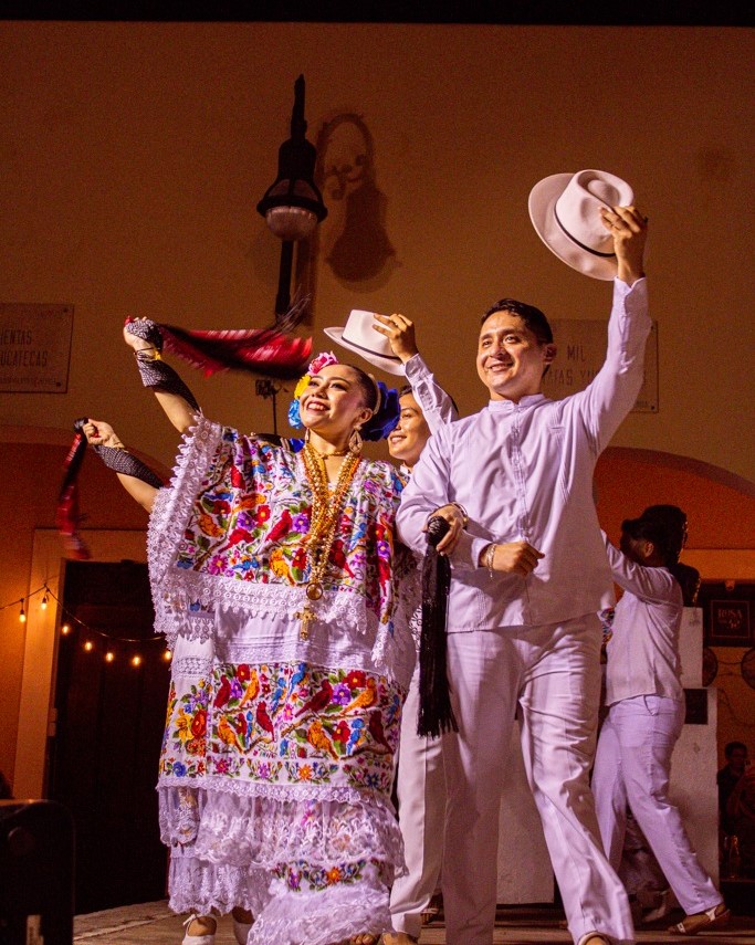 Hoy llega a la #Serenata Yucateca el trío Enseño, la solista Rubí, el declamador Miguel Segura, el Ballet Folclórico Juvenil y la Orquesta del @AyuntaMérida. ¡Vamos al parque de Santa Lucía a las 9 p.m. a disfrutar nuestras tradiciones! #MéridaContigoEsMejor <a href="/CeciliaPatronL/">Cecilia Patrón Laviada</a>