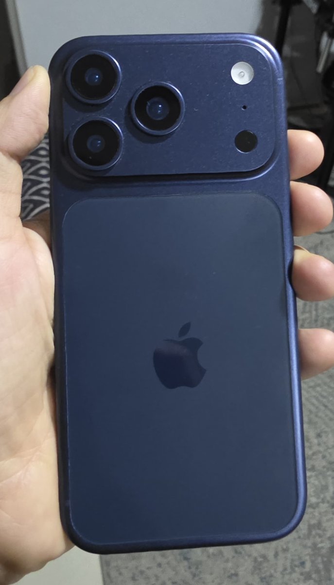 cristopher_bg's tweet image. @Mercadolibre @Profeco Compre en el buen fin, un iPhone 17 Pro, me dio seguridad porque el vendedor es la misma empresa, me llegó una caja cerrada, pero al abrirla contenía un teléfono dummy, yo segui el proceso que la empresa me indicó, pero ahora se niegan a darme el reembolso