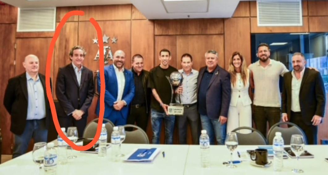 Todos los dirigentes del futbol argentino son complices del mafioso. Nuestro vice encima sale en la foto...