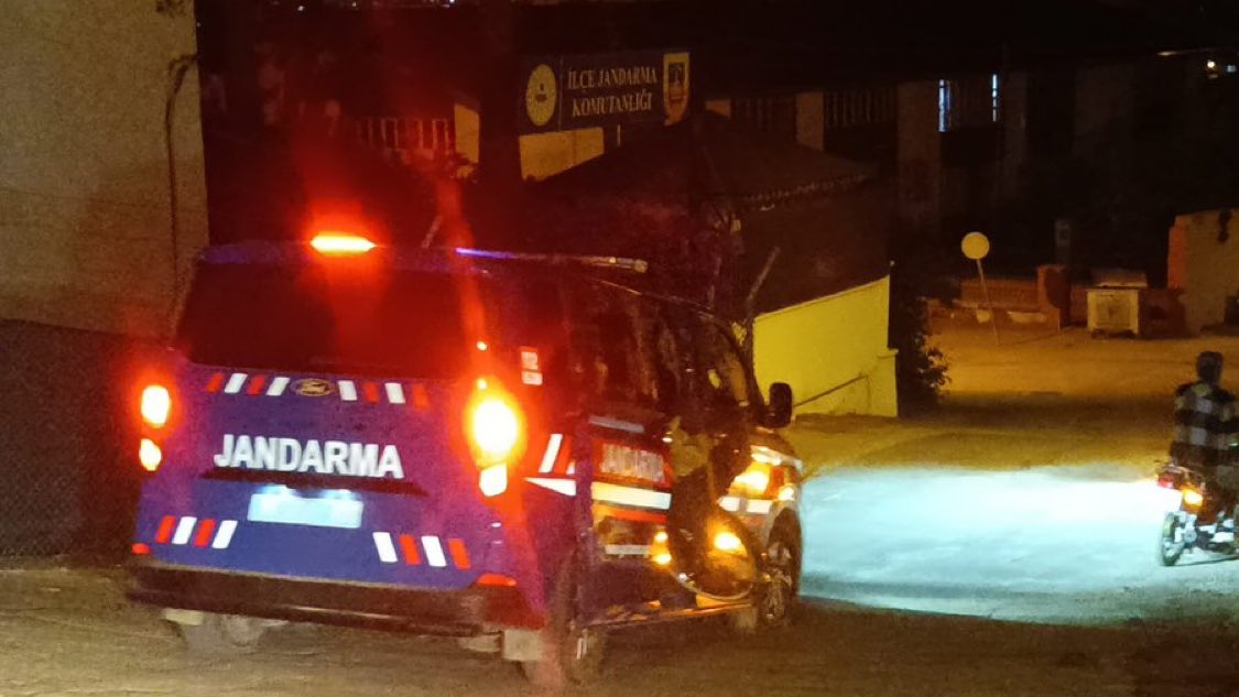 soylentihaber's tweet photo. Adana’nın Kozan ilçesinde 13 yaşındaki çocuğu “Seni babana götüreceğim” diyerek kandırıp istismar ettiği iddia edilen şüpheli gözaltına alındı; çocuk yoğun bakımda. (Adana Masası) https://t.co/Q7egBt831Q