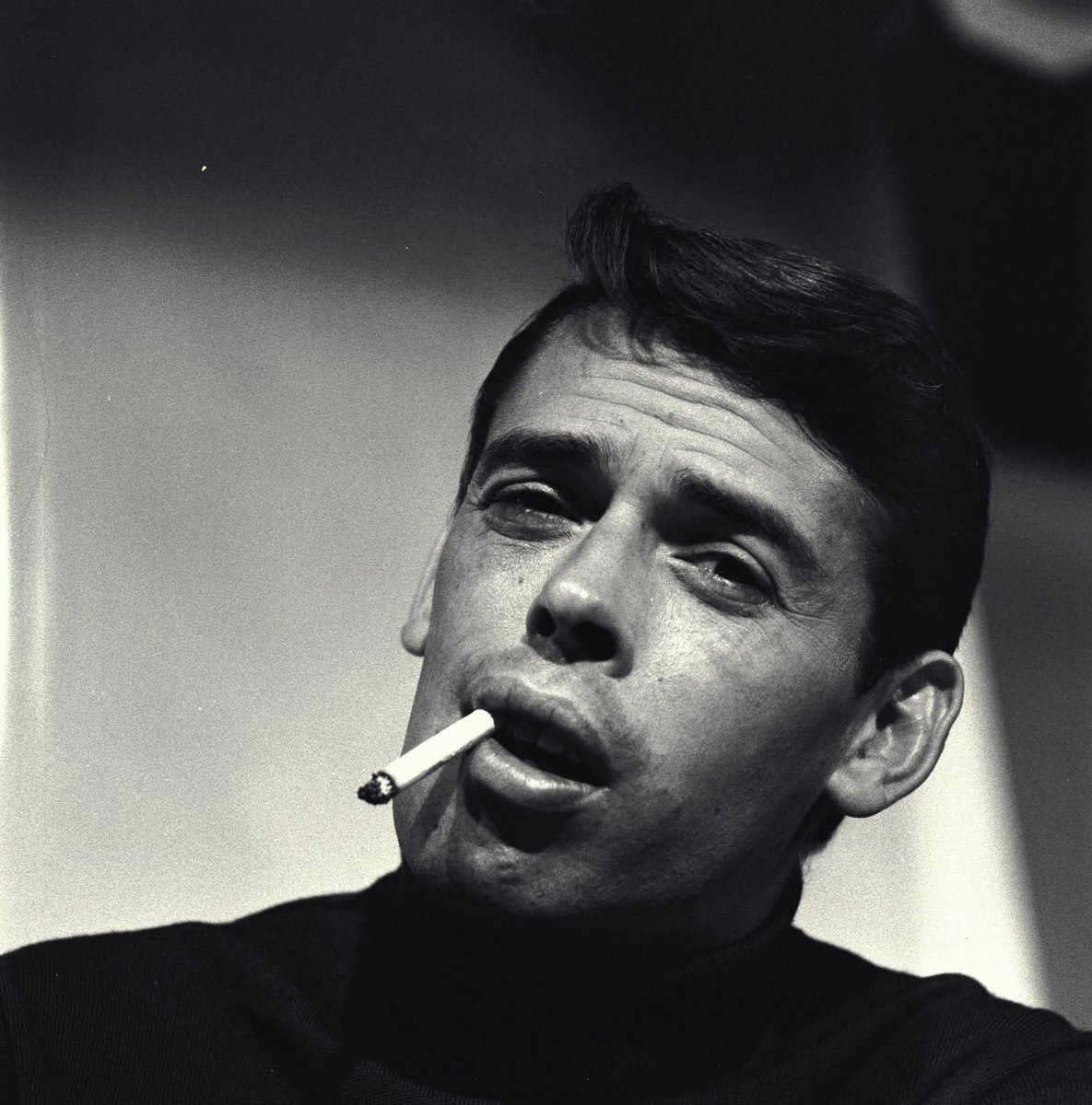 "Je sais pourtant que ce prochain amour
Sera pour moi la prochaine défaite
Je sais déjà, à l'entrée de la fête
La feuille morte que sera le petit jour."
Jacques Brel, "Le prochain amour", 1961