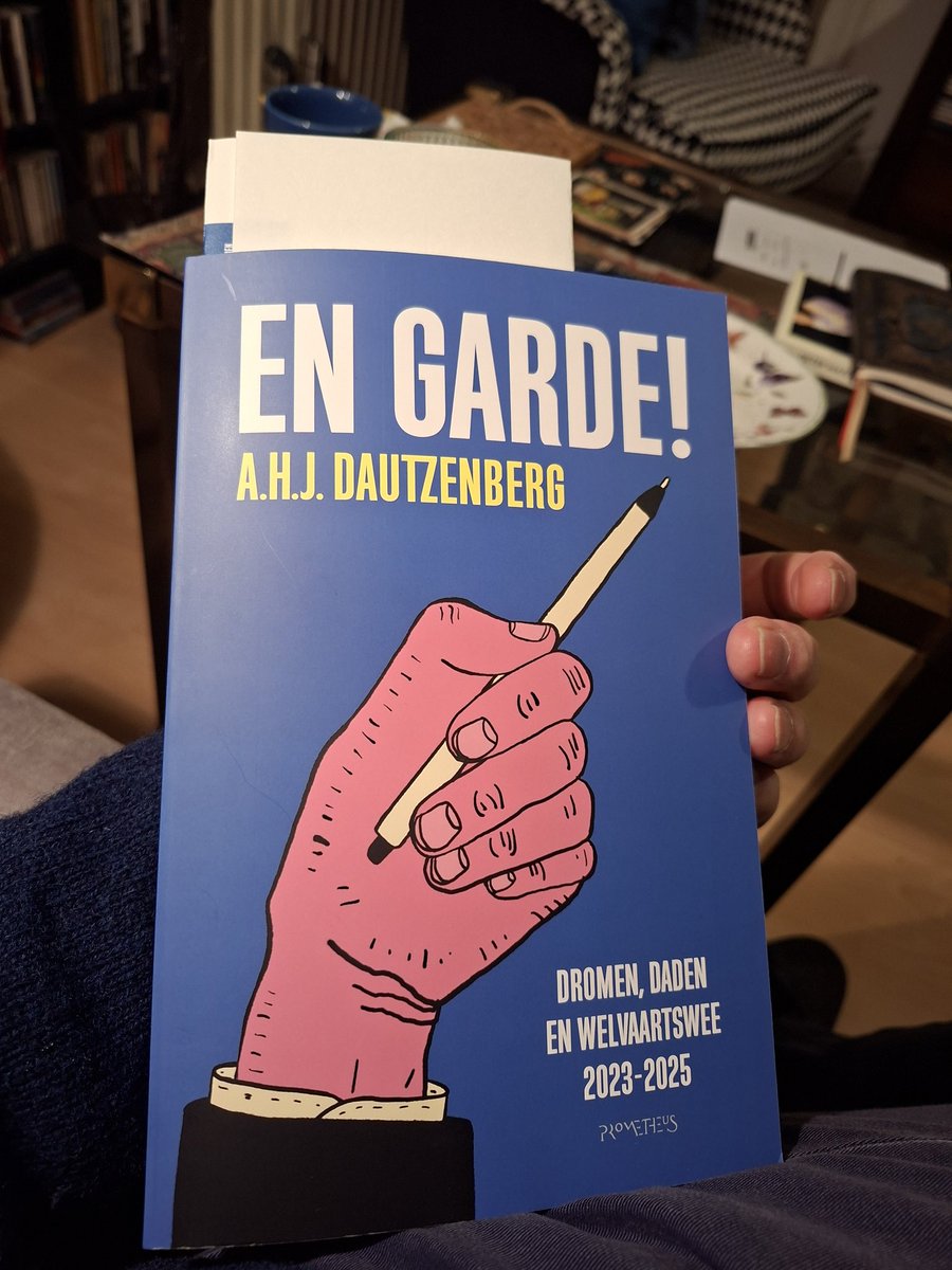 AdrianusPeters's tweet image. &apos;Soms vraag ik me af waarom ik eigenlijk nog publiceer.&apos; Dat kan de lezer beamen. &apos;Bij de lunch kwam ik erachter dat ik altijd kies voor een bepaald bordje.&apos; Het boek telt 517 pagina&apos;s.