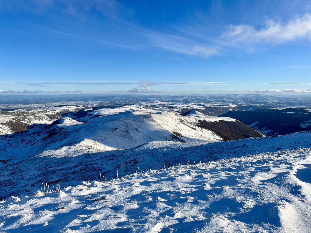 📍 Le Lioran (1235 m) ▶️ Plomb du Cantal (1855 m)

Première sortie de l’année !

Seul sur les pentes du Lioran, avec mes deux nouveaux potes écureuils et quelques biches que j’ai croisées dans la forêt 🥹

Et on remet ça demain ❄️☑️

#lelioran #cantal #massifcentral #neige #rando