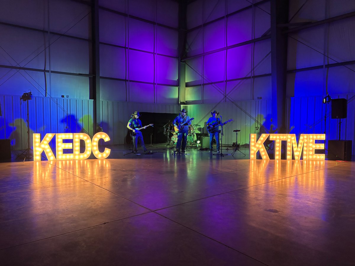 ParagonAviation's tweet image. A great start to the 2025 Paragon Leadership Conference at Henriksen Jet Center Austin – KEDC! 

Thank you to our partners for helping make the Welcome Reception unforgettable.

#ParagonLeadershipConference #KEDC #BizAv