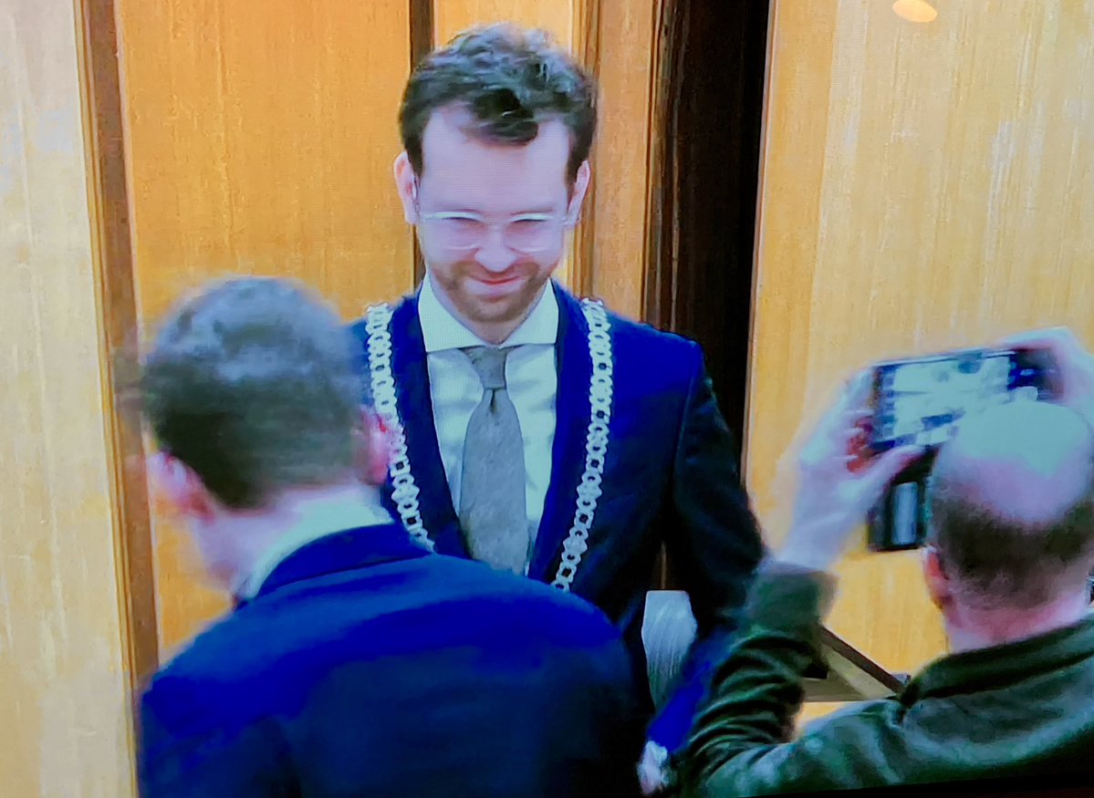 Een ‘loodzwaar profiel’ en een ‘gedegen procedure’ heeft in de ambitieuze gemeente Katwijk met veel grote stadsproblematiek, geleid tot de benoeming van een leerling-burgemeester. Maar wellicht leert hij snel.