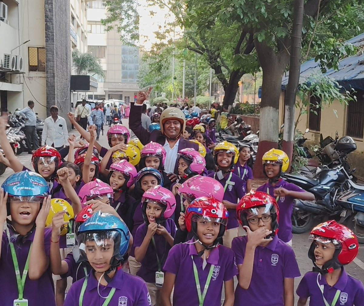 helmet_man_'s tweet image. My fight against road accidents is no longer personal; it has become the responsibility and resolve of India’s new generation of every child who is born in this nation. Helmet Man of india Raghvendra Kumar.