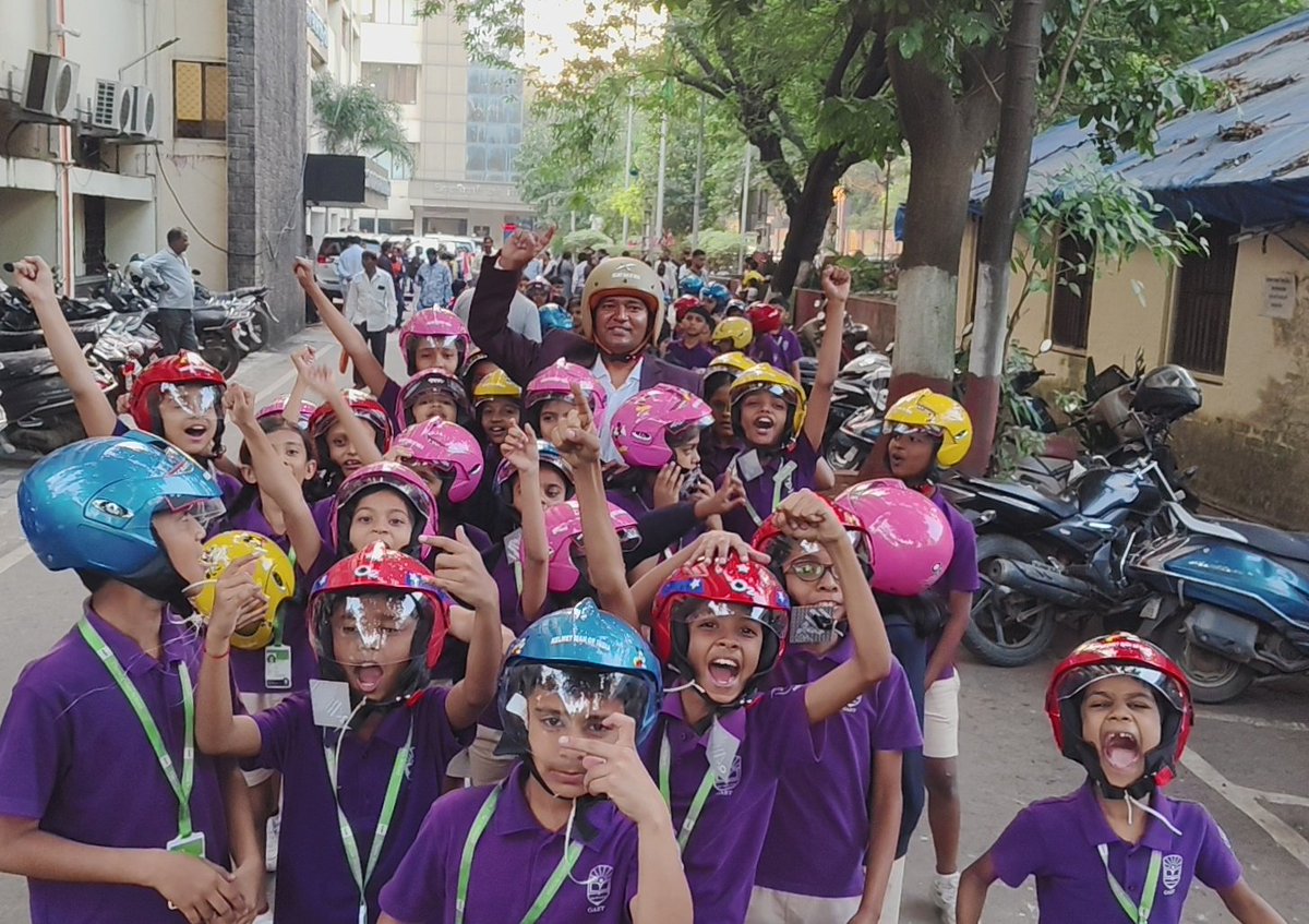 helmet_man_'s tweet image. My fight against road accidents is no longer personal; it has become the responsibility and resolve of India’s new generation of every child who is born in this nation. Helmet Man of india Raghvendra Kumar.