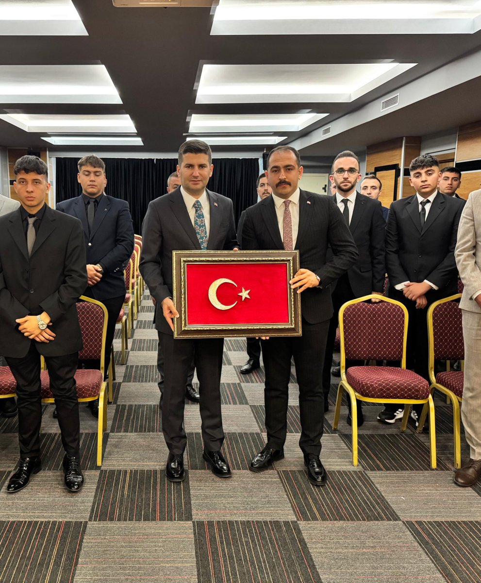 Ülkü Ocakları, yalnızca bir teşkilat değildir; bir ocaktır. Bu ocak, tıpkı Ergenekon’da demir dağların eritildiği o mukaddes gün gibi, Türk gençliğini yeniden yoğuran, ona yön veren, inanç ve irade kazandıran bir mekteptir. Burada yetişen gençlik, tarihten aldığı ilhamı geleceğe