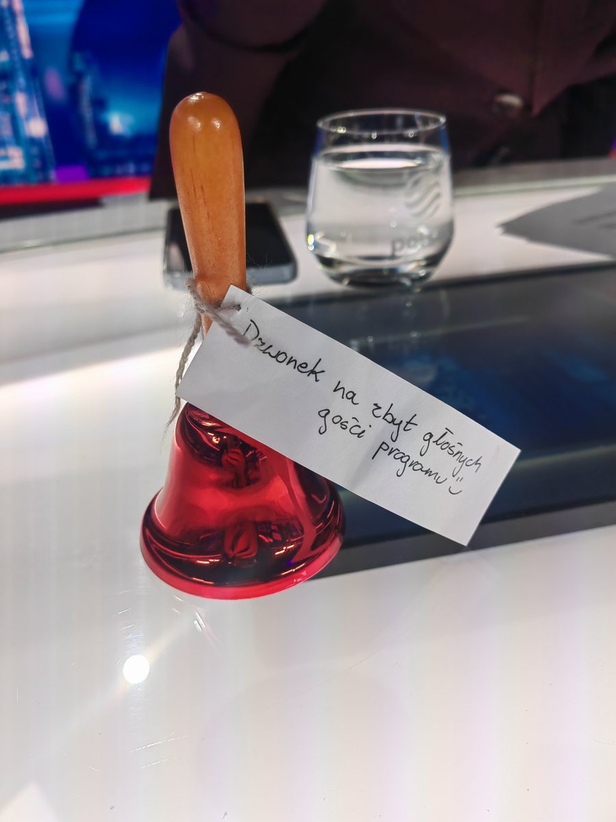Oto słynny już dzwonek, prezent od <a href="/KlaraUchanska/">Klara Uchańska🇵🇱🇪🇺</a> 😎
#debatagozdyry 
<a href="/PolsatNewsPL/">PolsatNews.pl</a>
