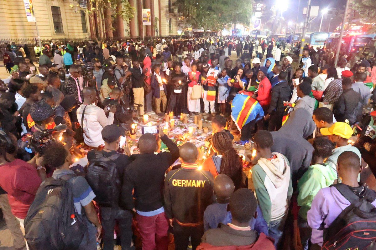 Jioni ya Leo Nchini Kenya ,Nairobi maeneo ya CBD watu wa Jumuiya ya East Africa (wana jumuiya) wamekusanyika na KUWASHA MISHUMAA kwaajili ya kuonyesha mshikamano na watanzania kwenye kipindi hiki kigumu cha MAUAJI YA KIKATILI YALIYOFANYWA NA VYOMBO VYA ULINZI NA USALAMA.