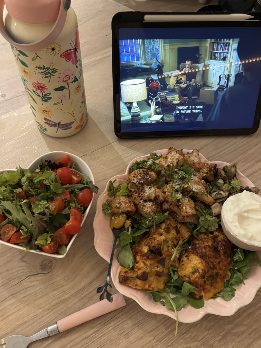 hyuncalss's tweet photo. dr house and dinner is my favorite time of the day https://t.co/o5UkTHQWep