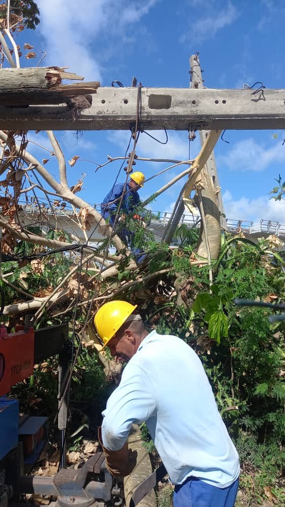 Cada daño revertido, cada servicio recobrado, es un motivo de alegría para este equipo de Red de Acceso de #CiegodeÁvila que continúa haciendo lo imposible para devolver a los santiagueros la vitalidad de las telecomunicaciones. 
#EtecsaTeAcompaña