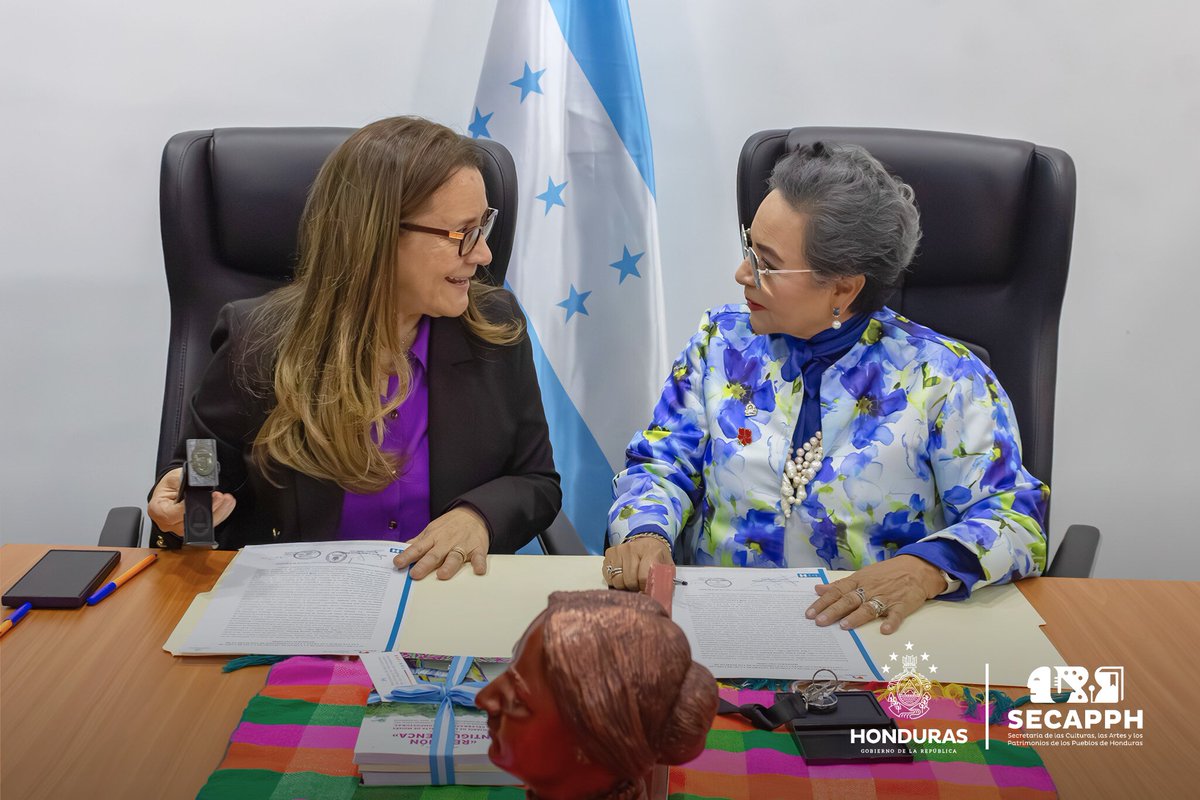 SECAPPH's tweet image. #SECAPPHINFORMA  Se constituye la Unidad de Género en la SECAPPH ✍️💜🇭🇳

​Un paso decisivo para la igualdad en la cultura. La ministra de la SECAPPH, Annarella Vélez, y la ministra de la Secretaría de Asuntos de la Mujer, Doris García, firmaron el acta oficial de constitución de…