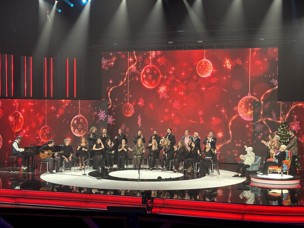 Ya sí que se puede decir que es navidad en ⁦<a href="/canalsur/">CanalSur</a>⁩ con la grabación de villancicos en ⁦<a href="/nodejesdesonar_/">No dejes de soñar</a>⁩ con este cuadro tan flamenco.