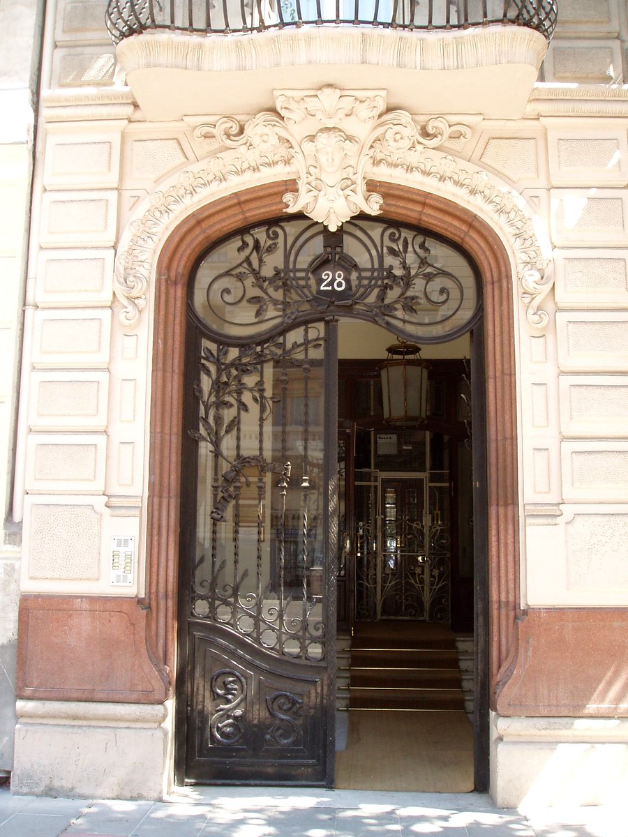 Portales modernistas (los tres primeros con influencia de la sezession vienesa) en: Velázquez 11, Jorge Juan 35, Manuel Silvela 7 y Almagro 28. Fotos mías de 2006 y 2007.