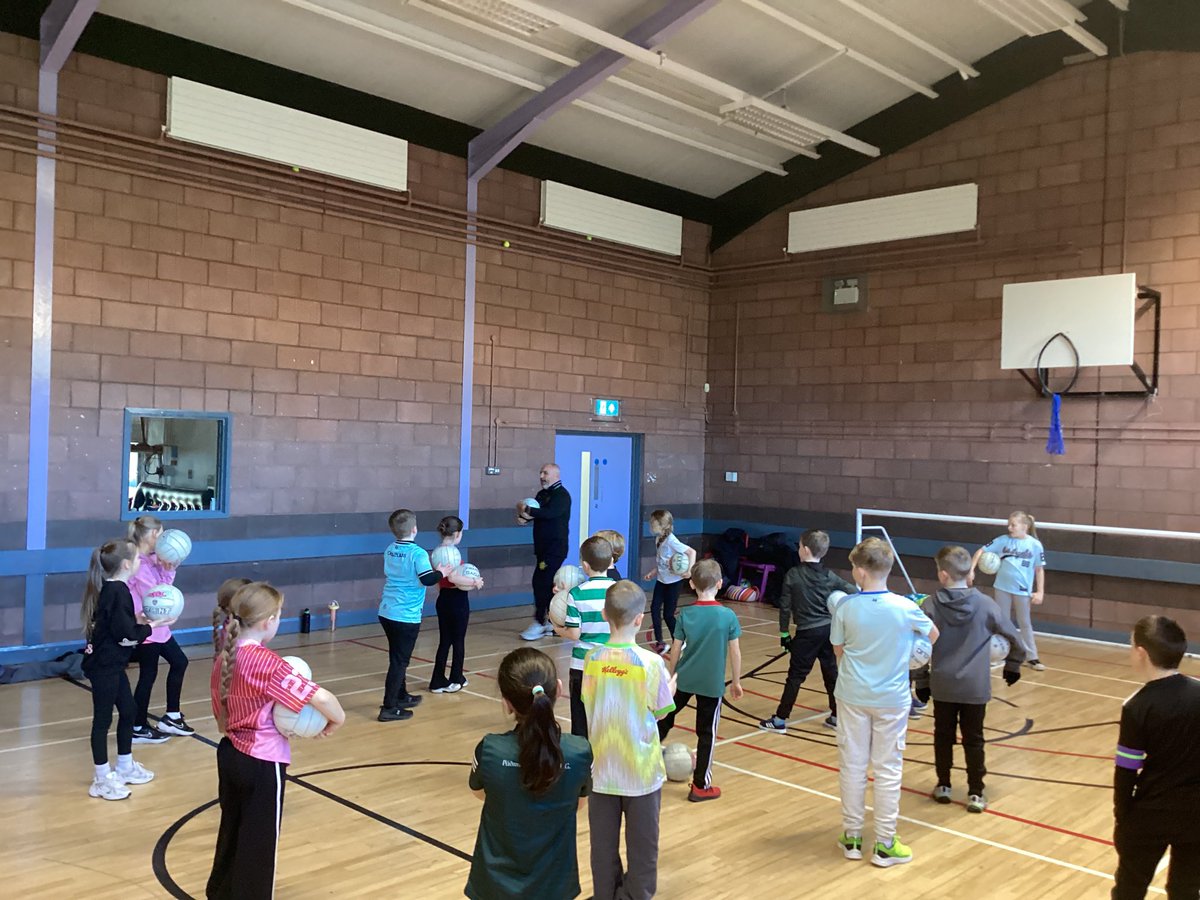 HolyChildPSBel's tweet image. P5 had great fun today with Seamus McKenna from @STMARYSCBGS. Seamus took our P5 classes for a taster session in Gaelic football where we practised bouncing skills. We had the best time. Thank you Seamus🏐🥳 

#SharingCaringLearning