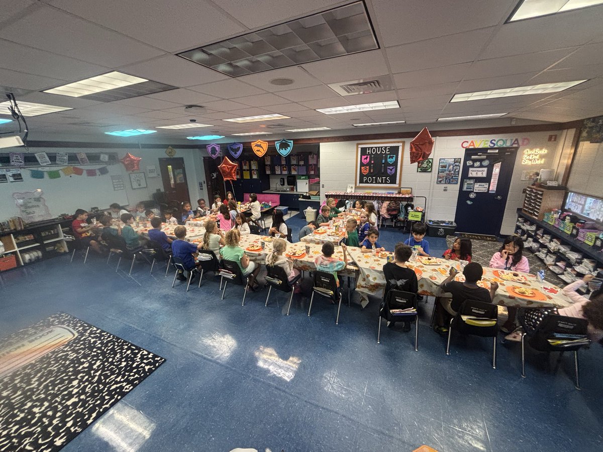 CaveSquadKids's tweet image. Happy 1st Annual Friendsgiving from the Gomelliz! We loved spending time with our buddies and talking about all the things we are so thankful for ❤️🦃 #buddyclass @LaurelOakElem