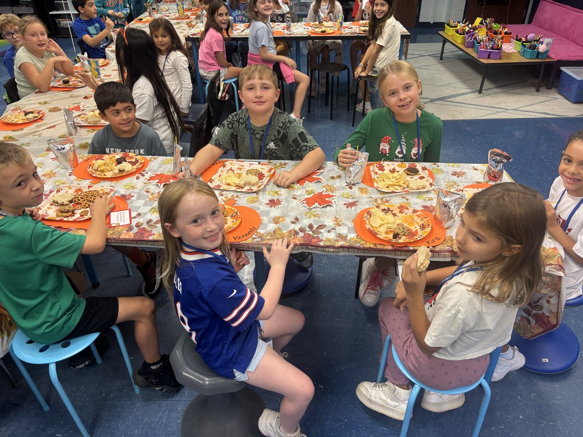 CaveSquadKids's tweet image. Happy 1st Annual Friendsgiving from the Gomelliz! We loved spending time with our buddies and talking about all the things we are so thankful for ❤️🦃 #buddyclass @LaurelOakElem