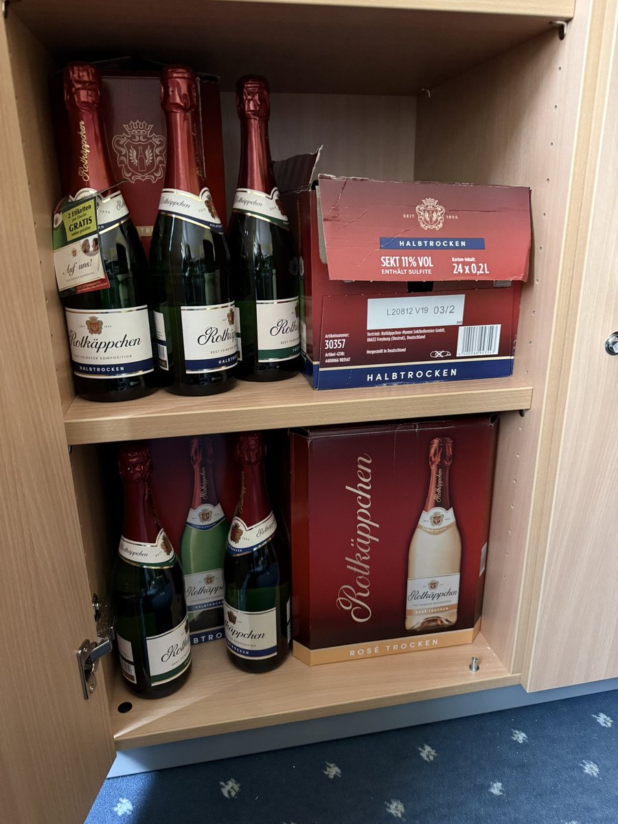 Chefin kriegt ein neues Büro und einige Sachen müssen bei mir im Büro zwischengelagert werden. 

Gibt Schlimmeres sach ich ma…