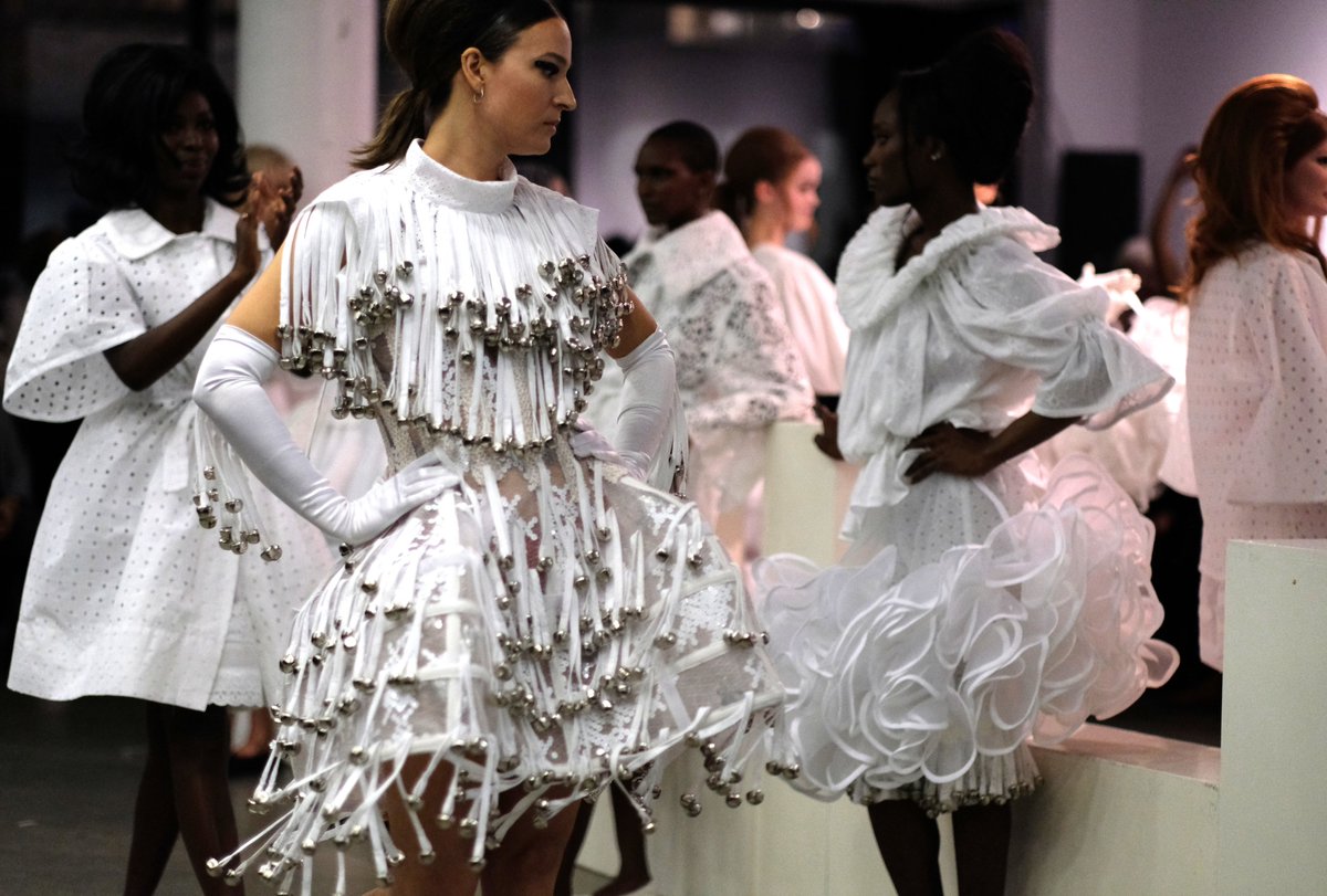 DLVisionMode's tweet image. Mardi soir dernier Helmer Joseph présentait sa lumineuse collection toute de blanc vêtue La Route du Coton d&apos;Haïti. Et, je reviens dans cet article sur cette formidable soirée mode où le coton était à l&apos;honneur. #Fashion #Montreal #Coton #DLVisionMode 
👉
dlvisionmode.com/2025/11/20/lum…