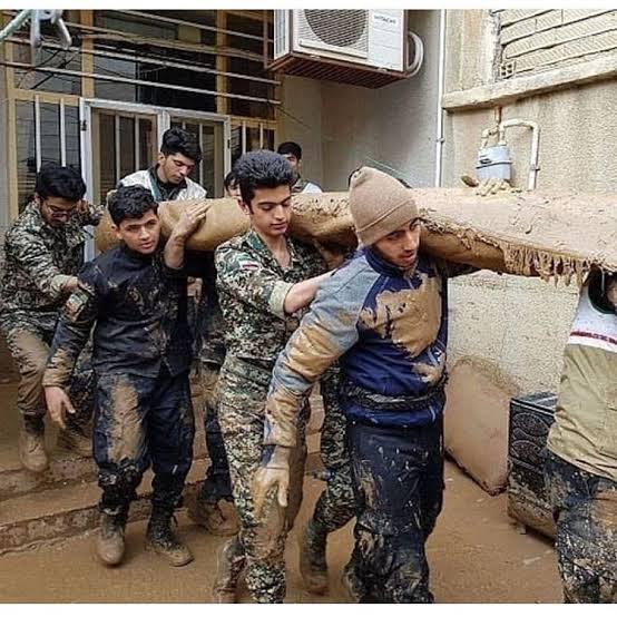 sadra_1403's tweet image. بسیج از دفاع مقدس تا دفاع از حرم و کمک به مردم در بلایای طبیعی، همیشه در صحنه هست
#بسیج_مردم
#لشکر_خدا