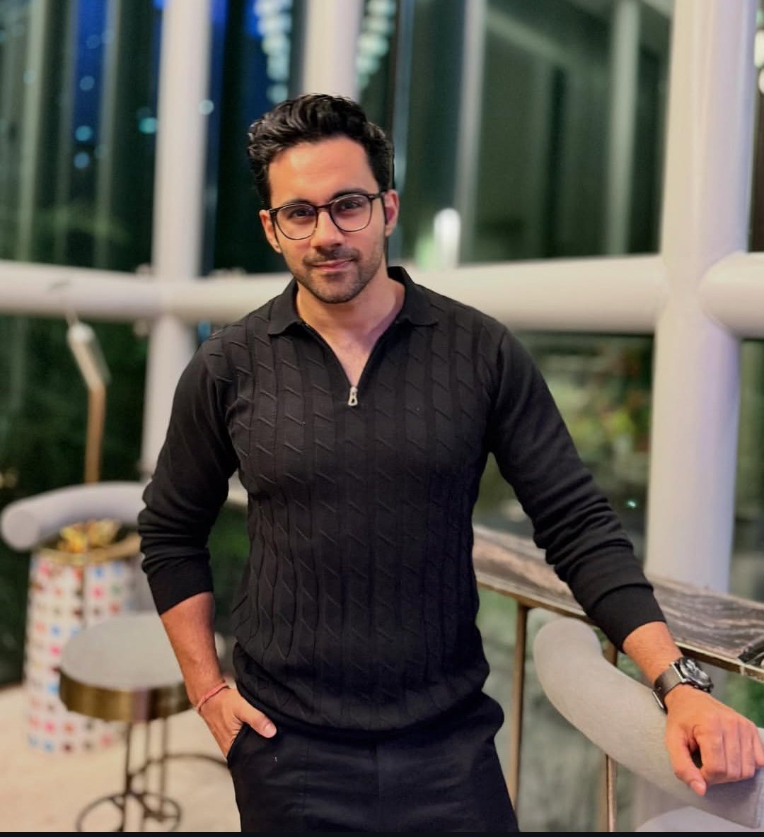 SbThuddPe's tweet image. That video on his story is an old one.
Same look👇🏻
#abhinoor