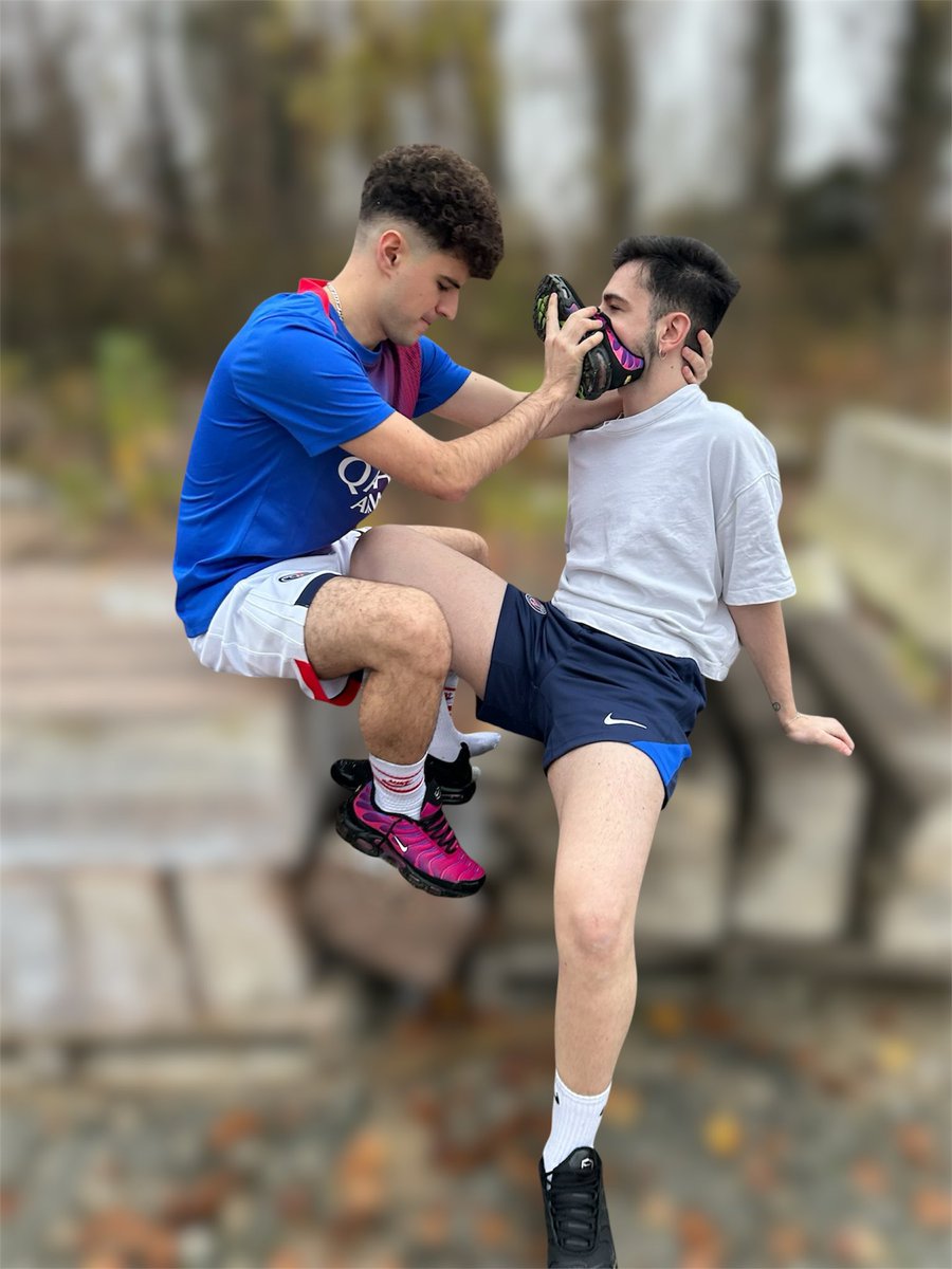 twink_kinky_'s tweet photo. La suite du shoot en forêt 😈👟
@kinkParis 

#kinky #sniff #skate #gaykink https://t.co/UvUqdwV07X