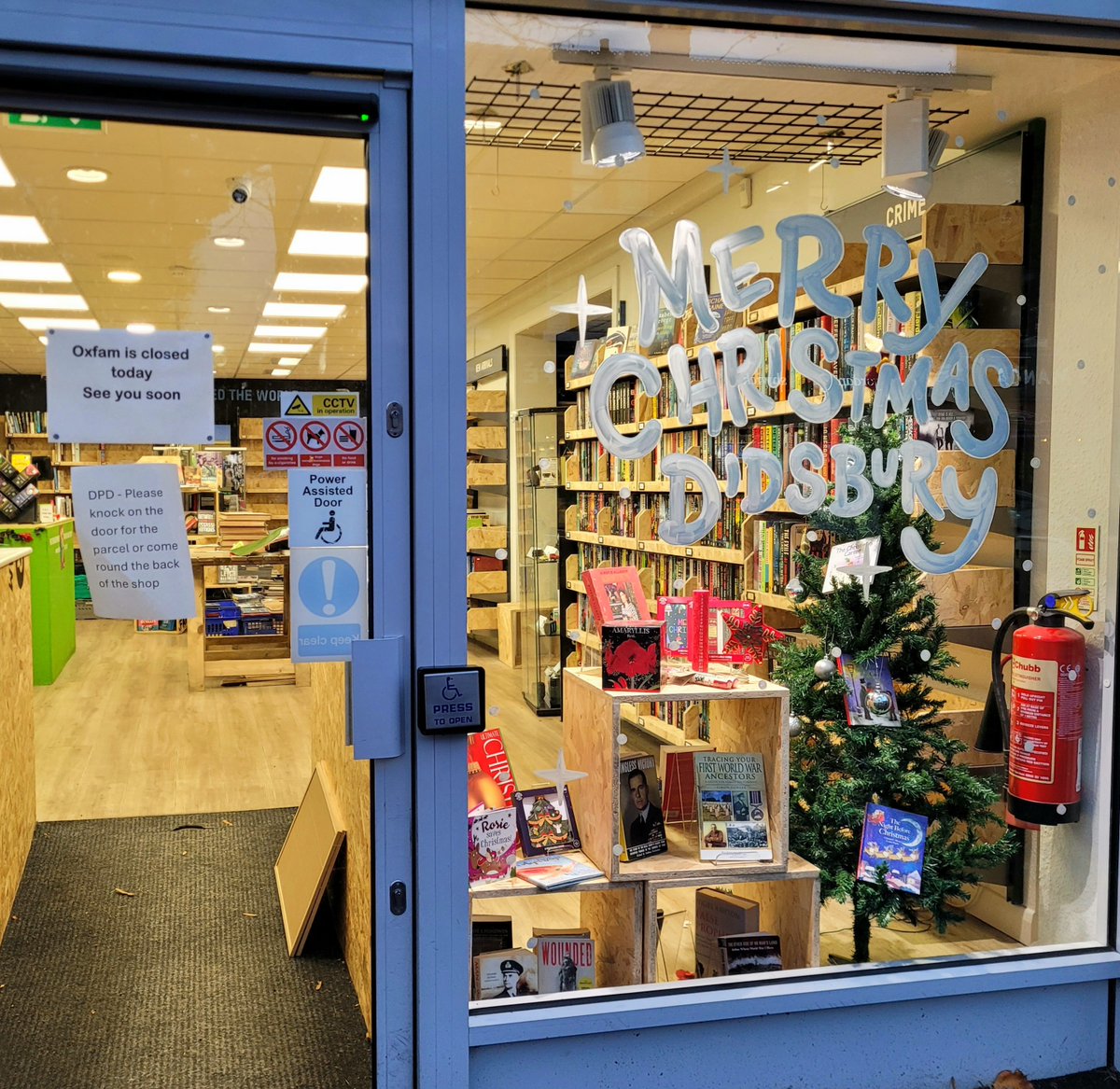 LillianKLogan1's tweet image. Christmas Window of Oxfam Charity Shop, Didsbury Village, Manchester. 
#Christmas #Oxfam  #Charity #Didsbury #Manchester
