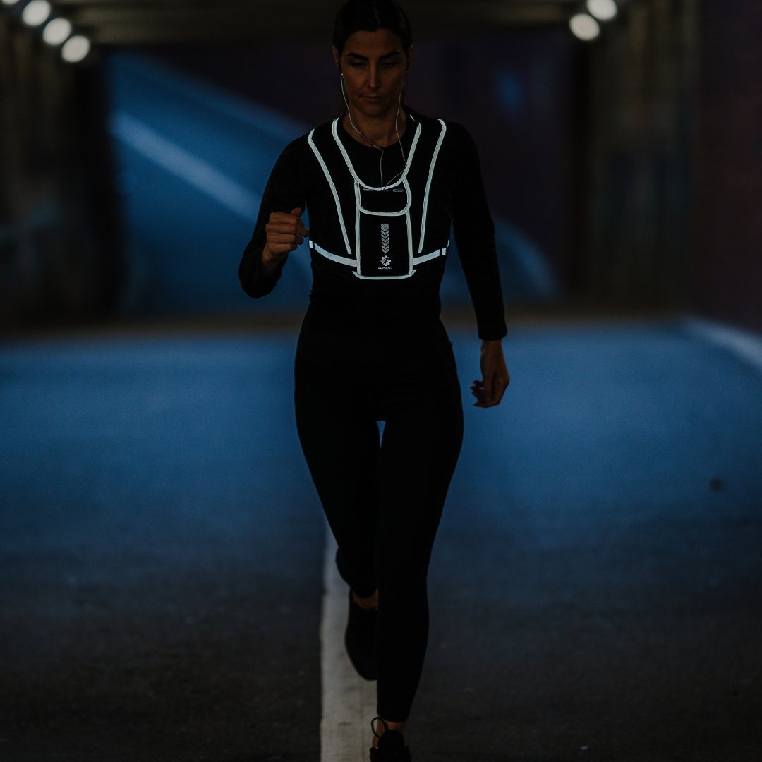 lumefit_run's tweet image. Fog + dark country lanes used to terrify me. Now? I own the road. Visibility changes everything  #NightRun