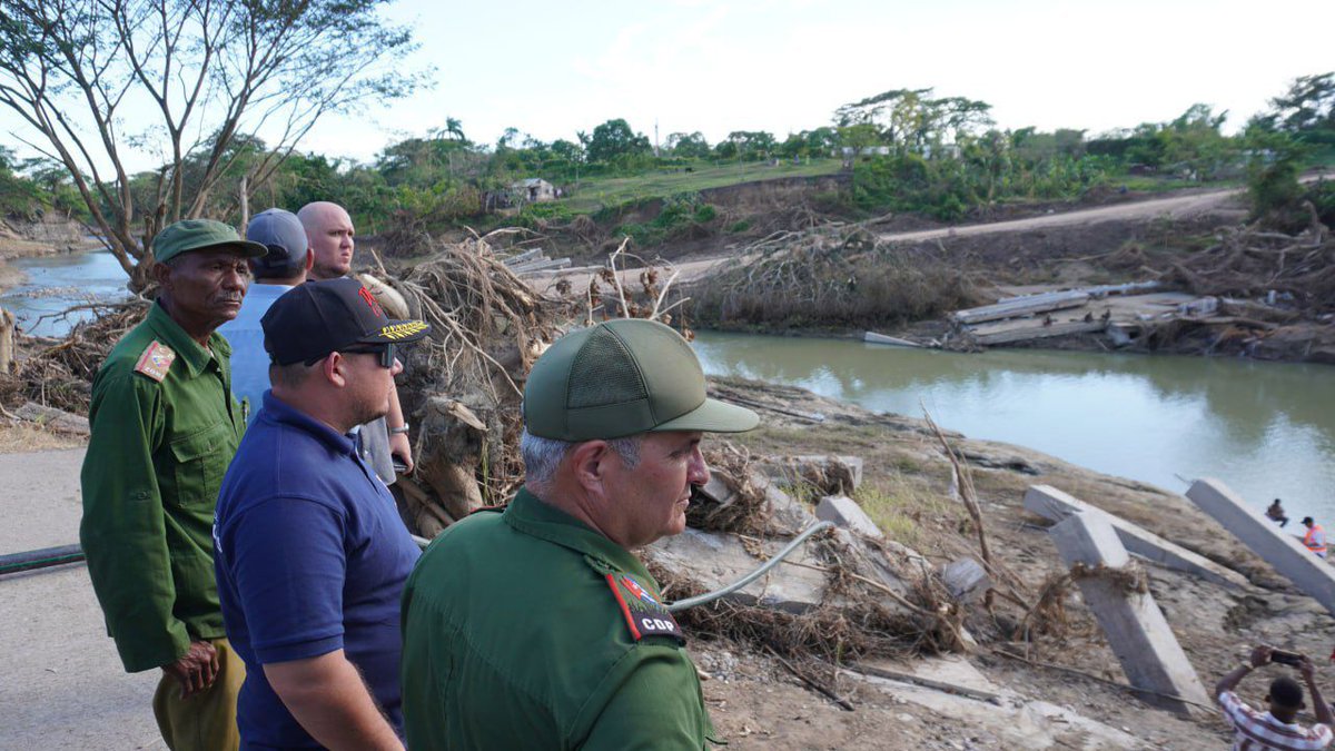 MitransCuba's tweet image. Una brigada  de especialistas de Venezuela continúa desplegada en Santiago de Cuba  para apoyar en las labores de recuperación tras el paso del huracán  Melissa, en cumplimiento de las instrucciones del presidente Nicolás  Maduro. mitrans.gob.cu/noticias/solid…