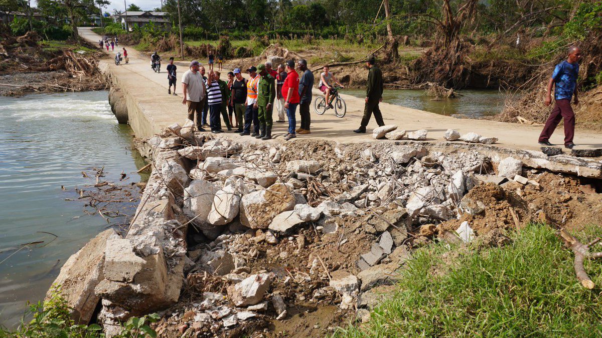 MitransCuba's tweet image. Una brigada  de especialistas de Venezuela continúa desplegada en Santiago de Cuba  para apoyar en las labores de recuperación tras el paso del huracán  Melissa, en cumplimiento de las instrucciones del presidente Nicolás  Maduro. mitrans.gob.cu/noticias/solid…