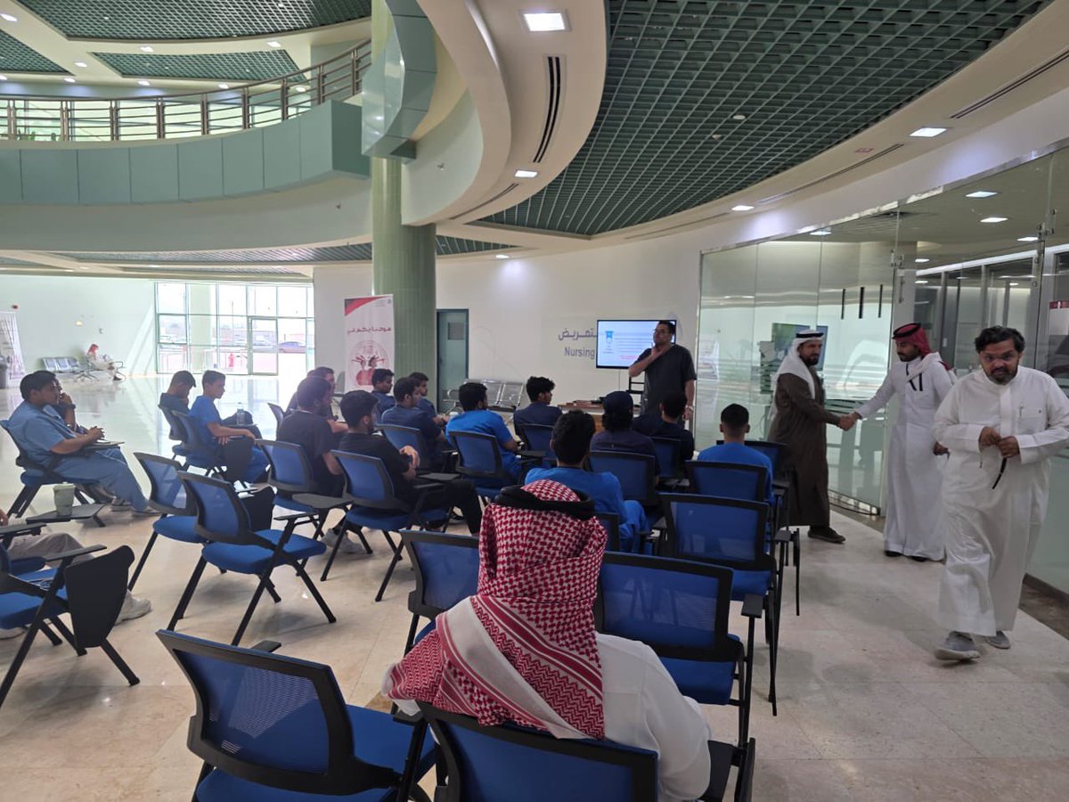 TaibahUevents's tweet image. فعالية القيادة التمريضية أثناء الطوارئ
نفّذها اليوم طلاب كلية التمريض
بمحاكاة تركّز على القرار السريع
وترتيب الأولويات وإدارة المواقف الحرجة
بوعي مهني وضمن مسار يعزّز الجاهزية الميدانية
وبإشراف أكاديمي مباشر يضمن دقة السيناريوهات ومحاكاتها لبيئات العمل الفعلية.