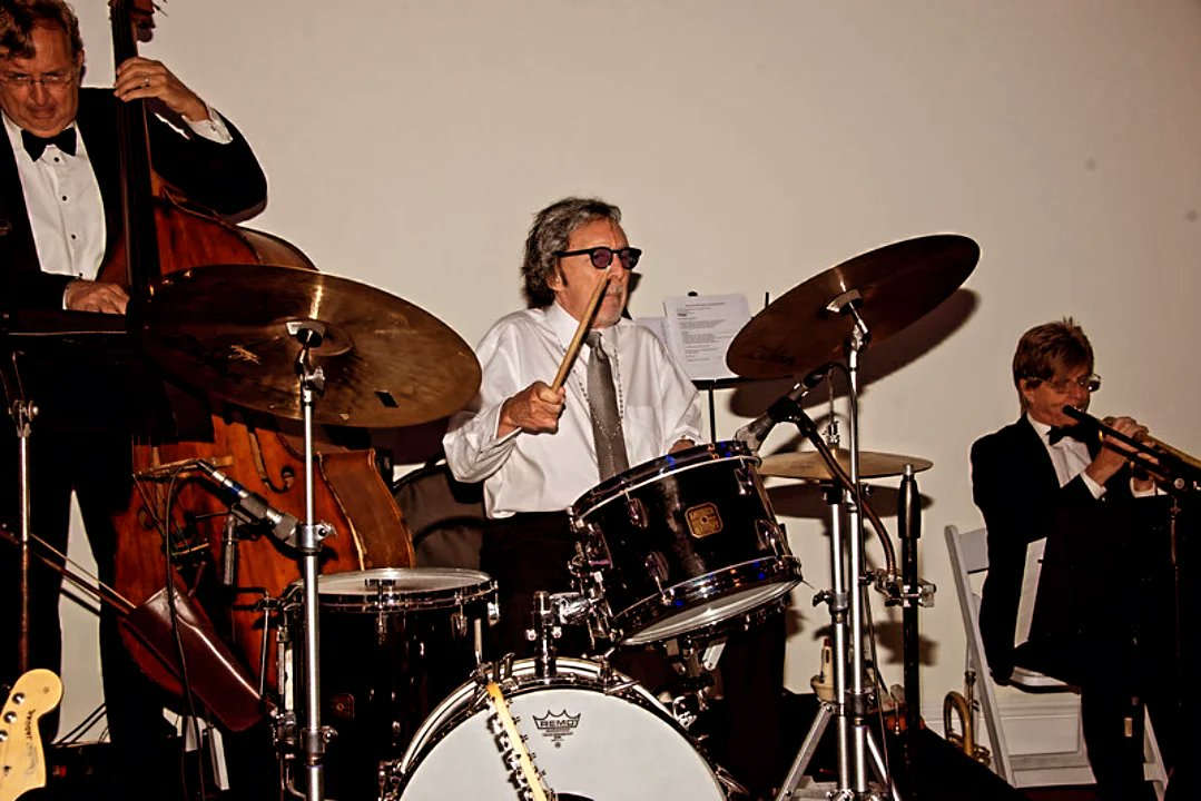 PeterCrissFeed's tweet image. Peter playing the drums like never before, performing Gene Krupa&apos;s &quot;Sing Sing Sing.&quot; 

📸 Photos taken 2 years ago

#KISSARMY #PeterCriss #KISSARMYROCKS #TheCatman #Catman #Jazz #Drummer #Drums #Photograph #Photography #GeneKrupa #Throwback #KISS