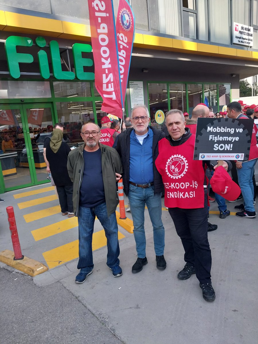 Geçtiğimiz hafta, File Market işçisi 3 işçi, sendikalı oldukları için hukuksuzca işten çıkarıldı. Tez-Koop İş sendikasının yaptığı çağrıyla İdealtepe'de buluştuk. 
Yetkililere sesleniyoruz: "Suç işlemekten vazgeç, Sendika hakkına saygı duy! "

<a href="/TipEmek/">TİP Emek</a>